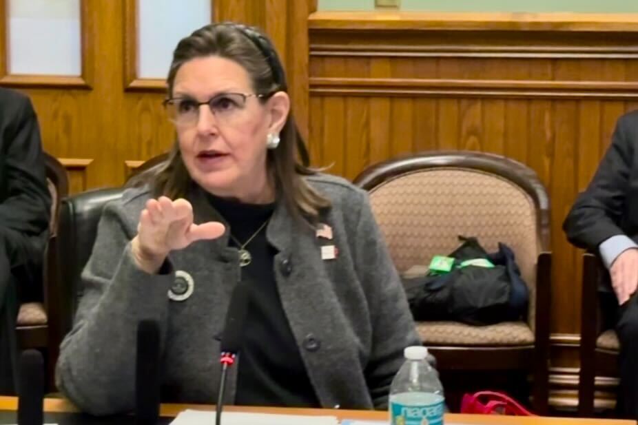 Iowa Republicans advance public school Bible study bill